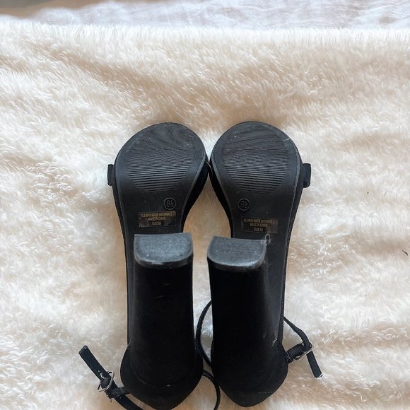 Heels - Picture 4 of 4